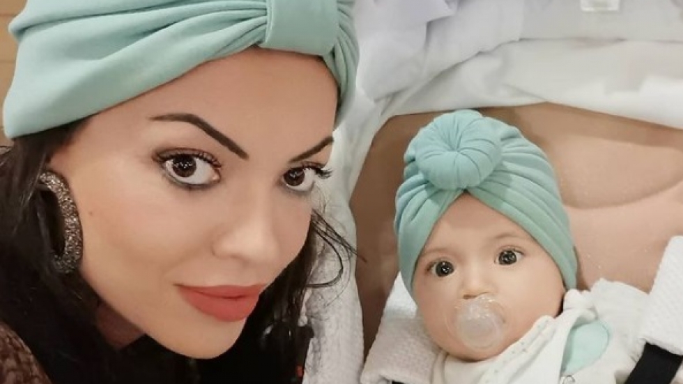 Мода за бебета: Славея Сиракова и дъщеричката й си сложиха еднакви тюрбани