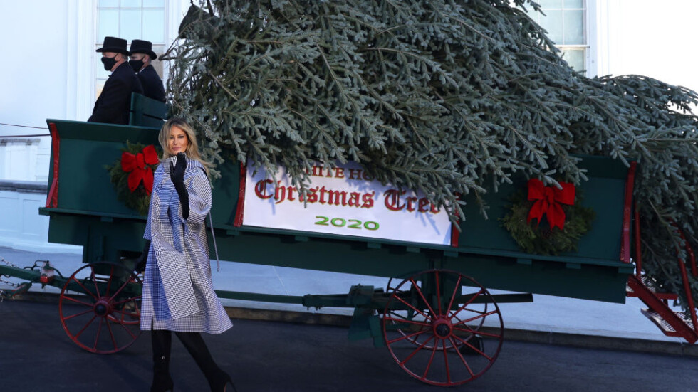 Като за последно: Мелания Тръмп получи коледното дърво, което ще краси Белия дом за празниците