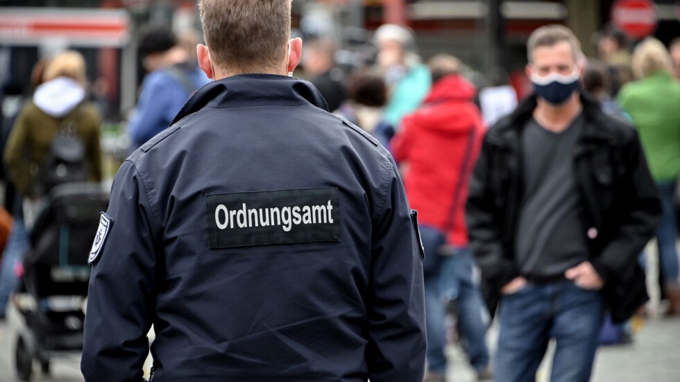 Полицията в Германия спря погребение с 400 присъстващи