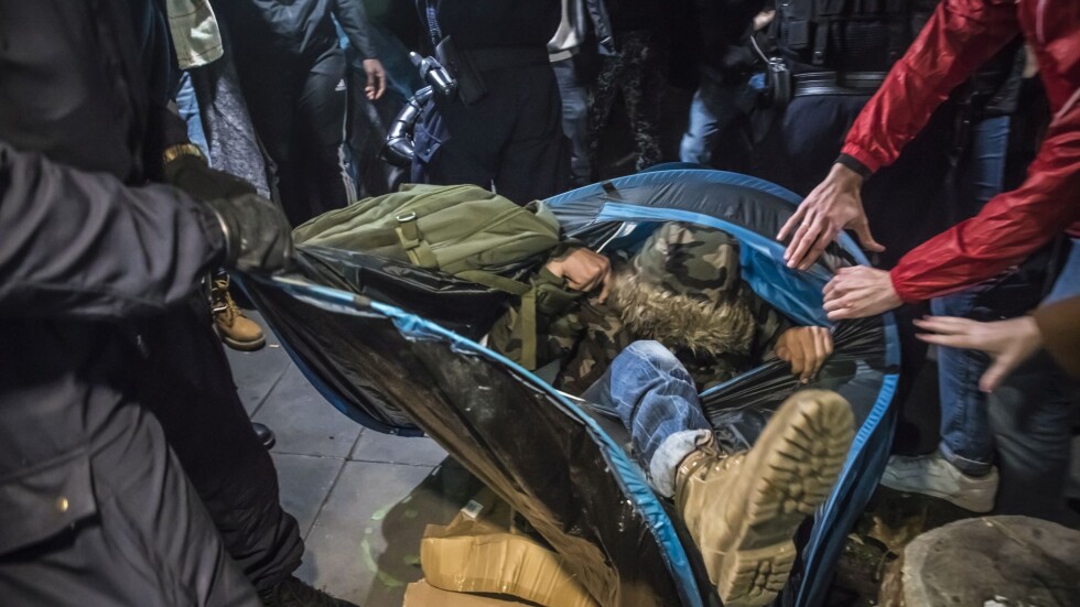 Шокиращи кадри след акция за разчистването на мигрантски лагер в Париж