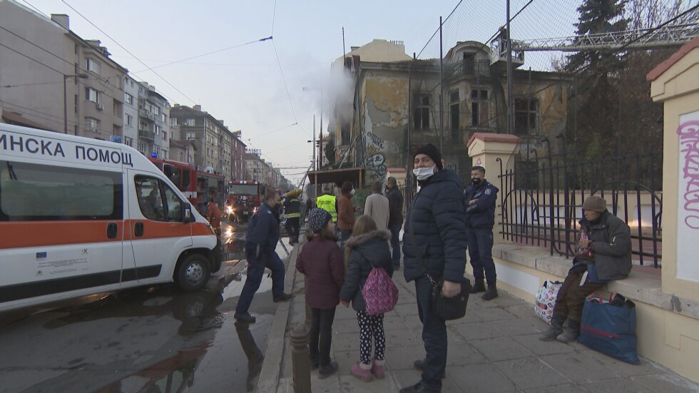 Необитаема къща изгоря в центъра на София