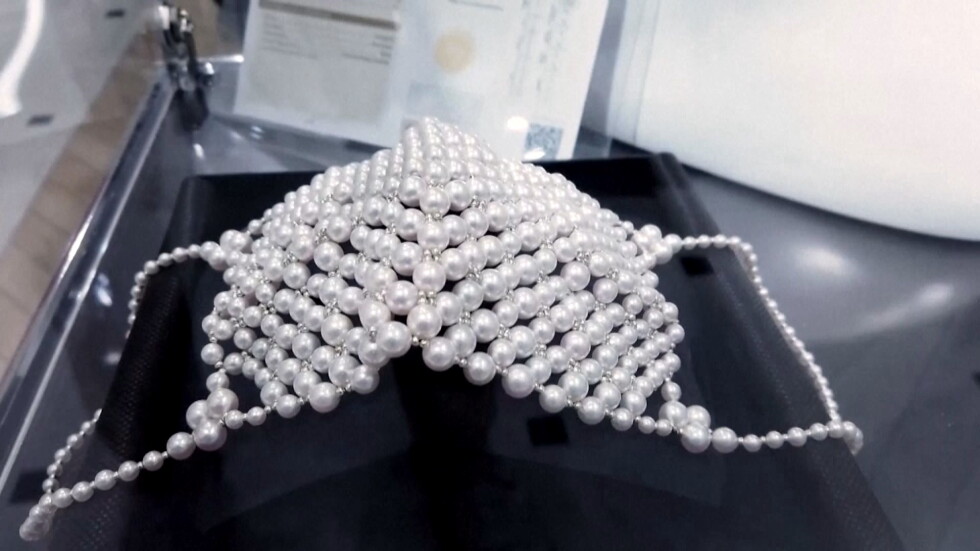 Маски с перли и полускъпоценни камъни за любителите на лукса в Япония