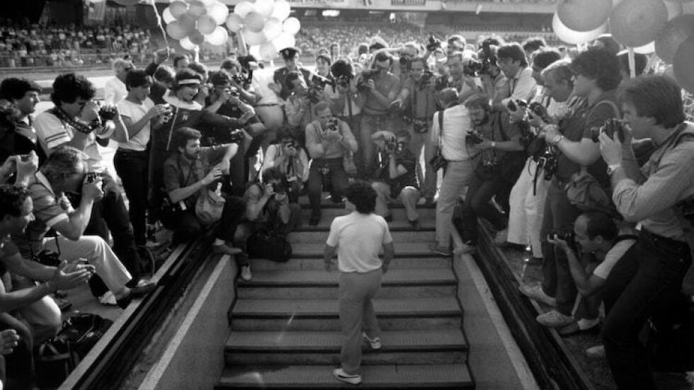 "Наполи" прекръства стадиона си в памет на Марадона