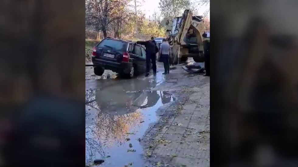 Голяма ВиК авария в Пловдив: Кола пропадна в дупка