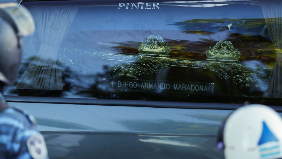 Уволнение и смъртни заплахи за човека, снимал се до починалия Марадона