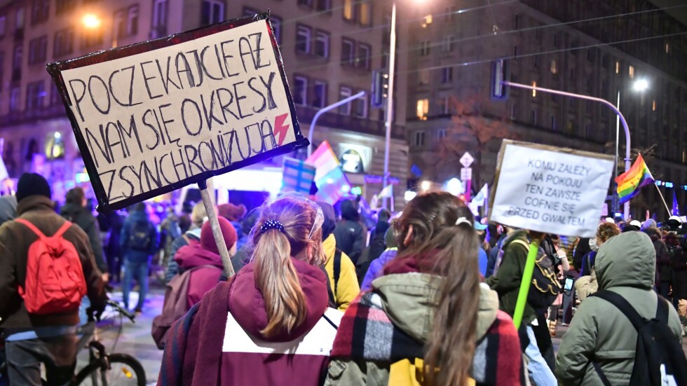 Хиляди на протести в Полша срещу ограничаването на правото на аборт