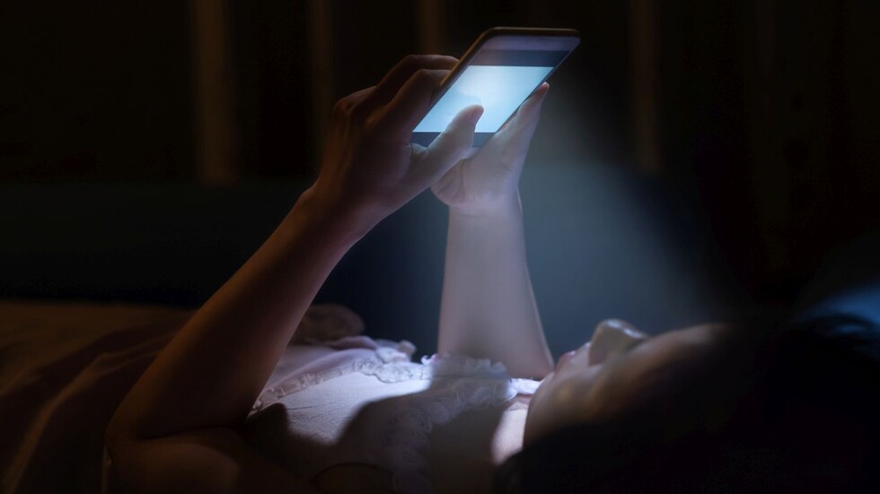 Учени: Използването на смартфона вечер причинява безсъние