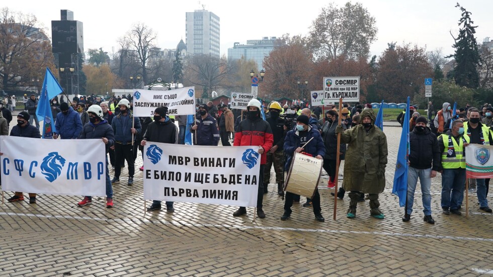 Национален протест на полицаите и контрапротест на „Системата ни убива“ в София (СНИМКИ)