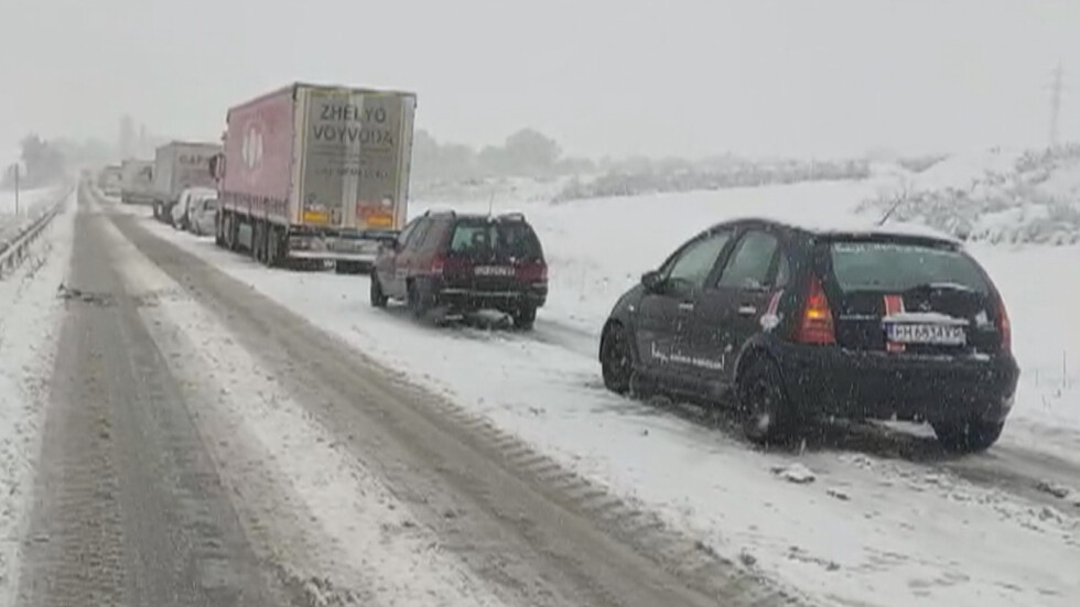 Първа сериозна снежна покривка: Аварирали камиони блокираха движението