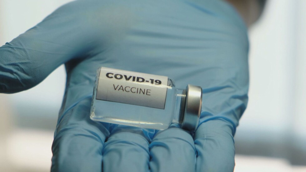 Първите ваксини срещу COVID-19 ще са у нас около Нова година (ОБЗОР)