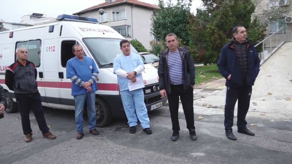 Шофьори на линейки в Приморско питат защо не получават заплащане за работа на „първа линия“