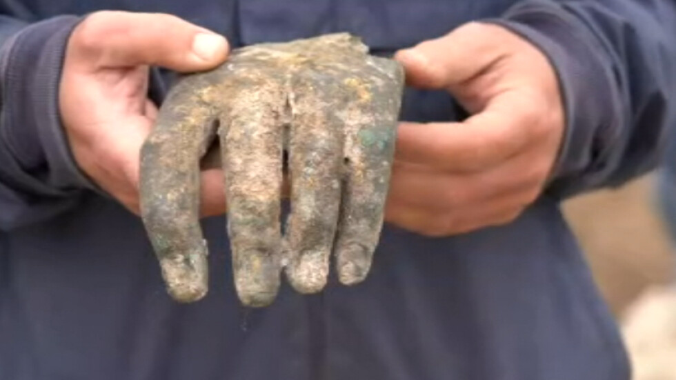 В ломско откриха позлатена ръка и част от императорска статуя