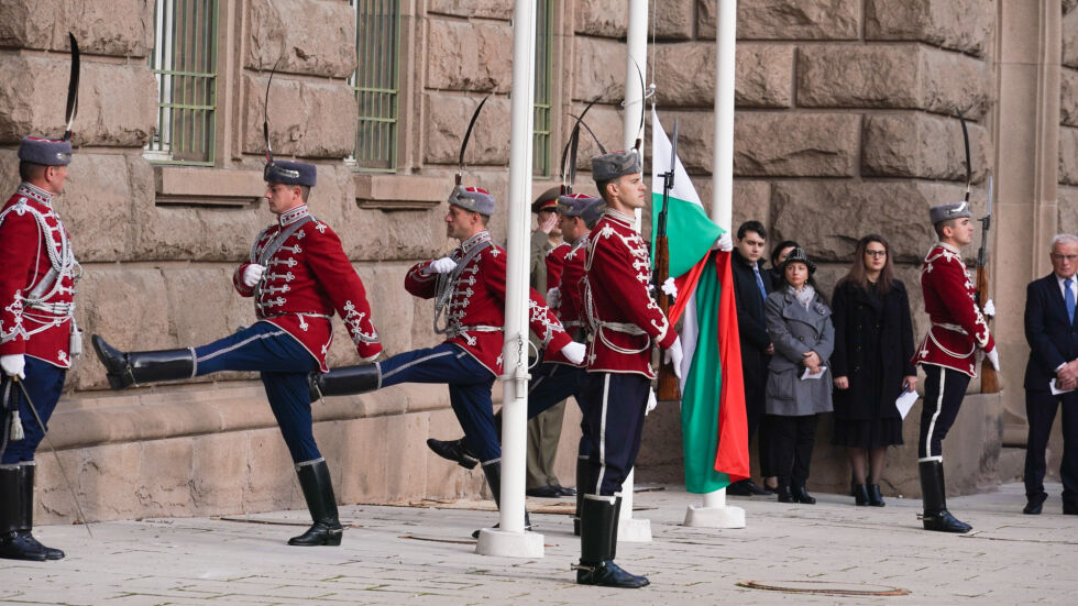 Денят на будителите: Издигат българското знаме пред президентството