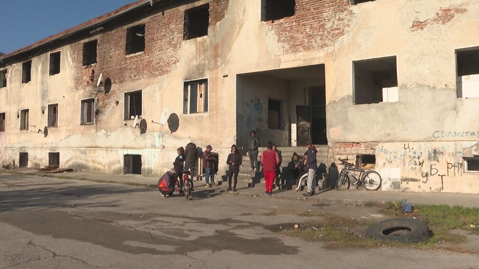 Ще бъдат ли изселени от стара сграда във Враца семейства с малки деца?