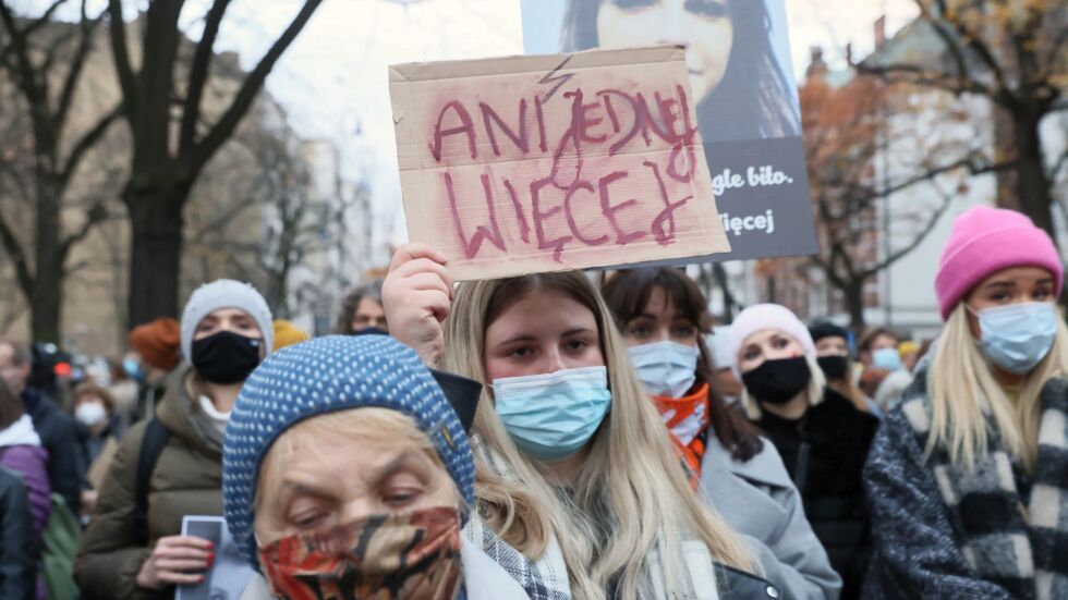 Хиляди протестираха в Полша против ограниченията на абортите