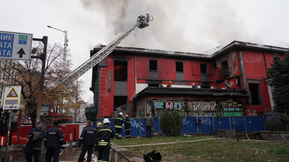 Голям пожар в центъра на София, горя бивше заведение (ВИДЕО И СНИМКИ)