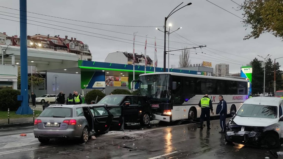 Жена пострада след катастрофа при гонка с полицията в София (СНИМКИ)