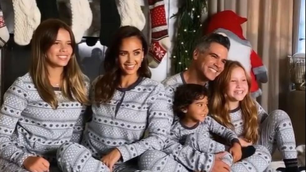 Джесика Алба в семейна фотосесия за Коледа по пижами