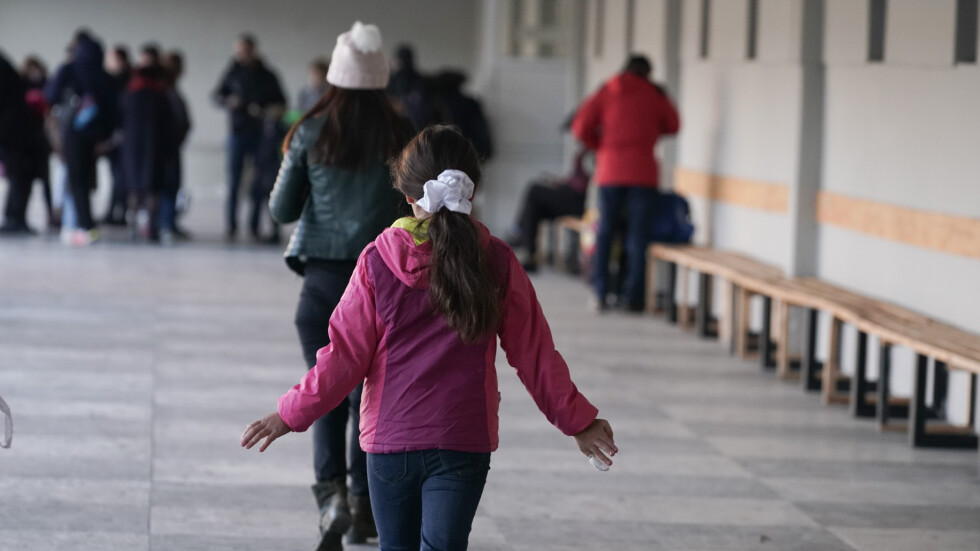 Над 3200 ученици от V клас нагоре вече учат присъствено в София
