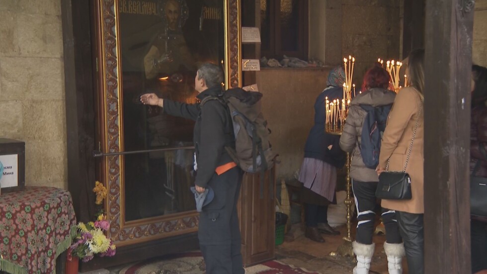 Богомолци се стичат при чудотворната икона в манастира „Св. Мина“ край София