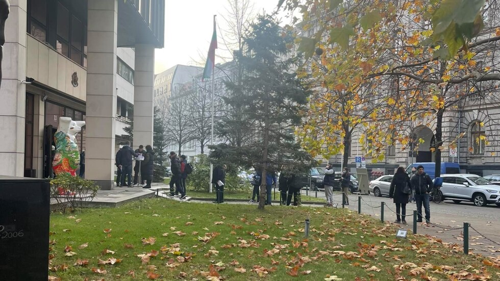 Опашки се извиха пред избирателните секции в Берлин