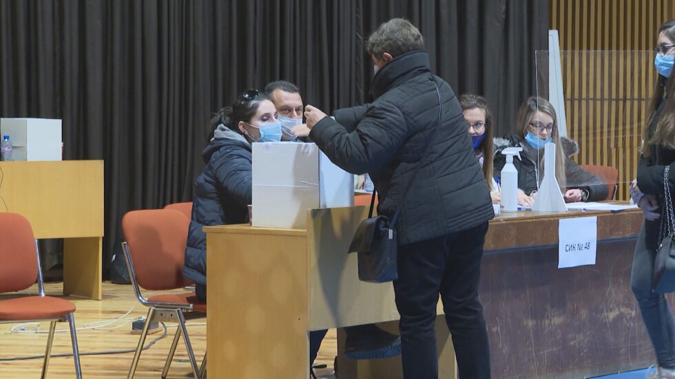 Без сериозни затруднения преминава гласуването в Търново