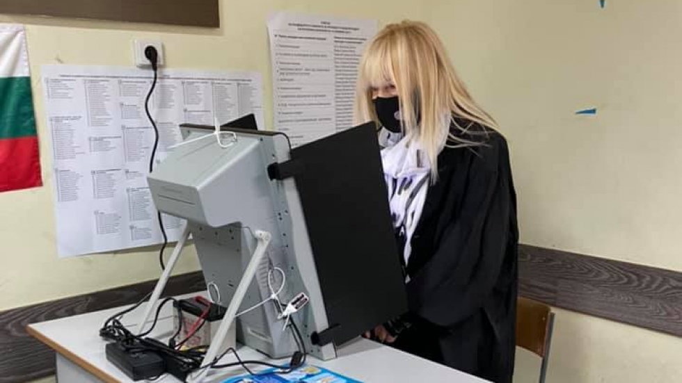 Лили Иванова гласува и пожела щастие на всички българи
