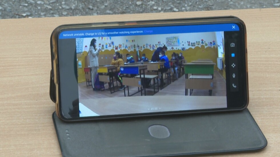 В училище във Великотърновско показват в реално време тестването на децата