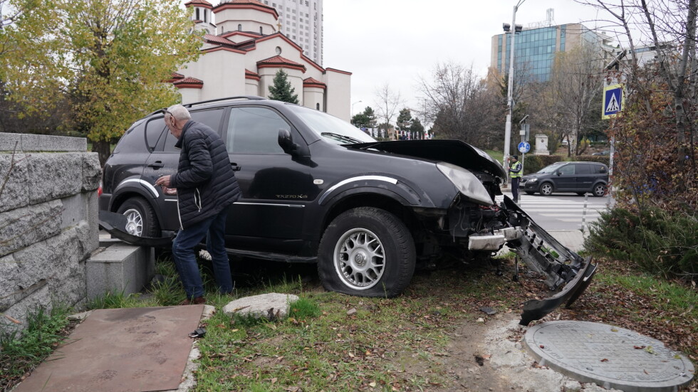 Кола се качи на тротоара след удар с друг автомобил в София (СНИМКИ)