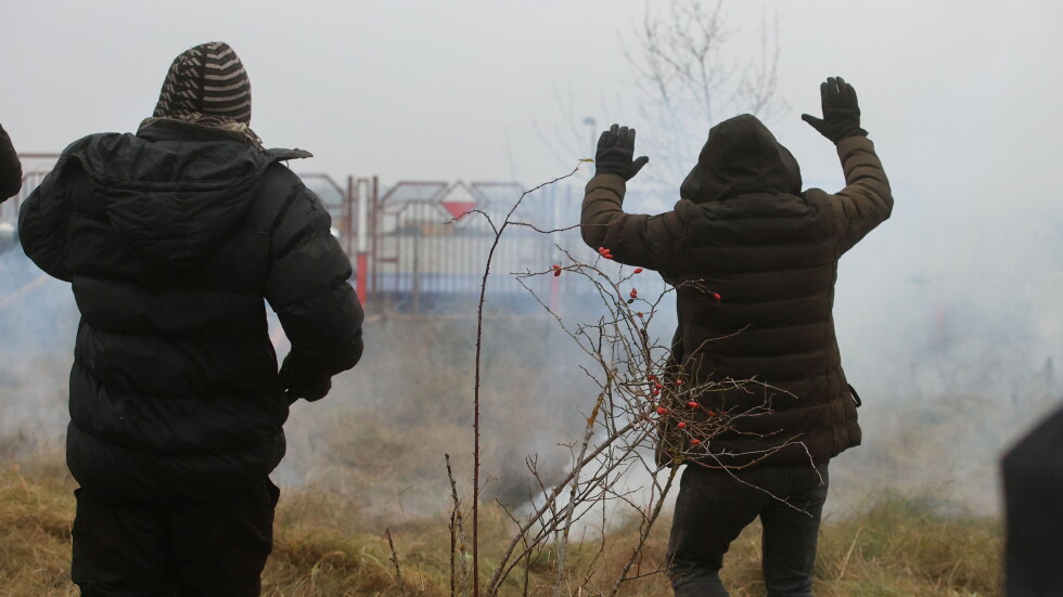 Сълзотворен газ и водни оръдия срещу мигранти на границата между Полша и Беларус