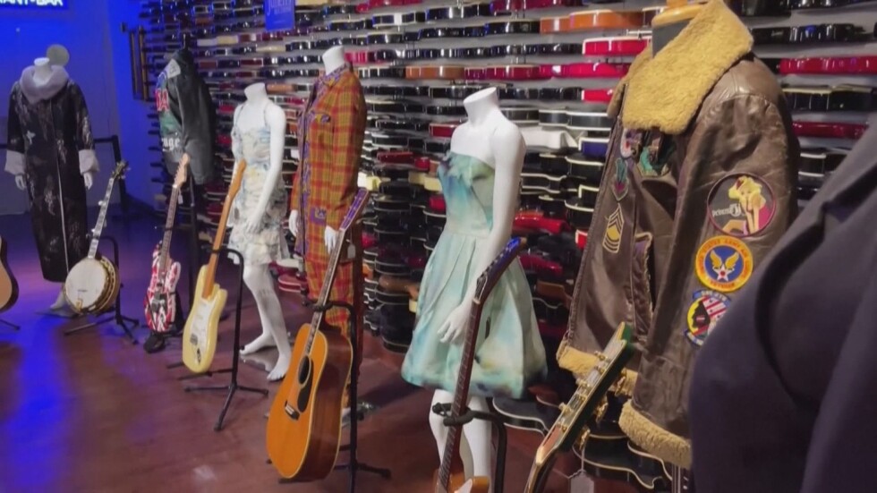 Китари на Клептън, Пресли и Боно – на търг в Ню Йорк (ВИДЕО)