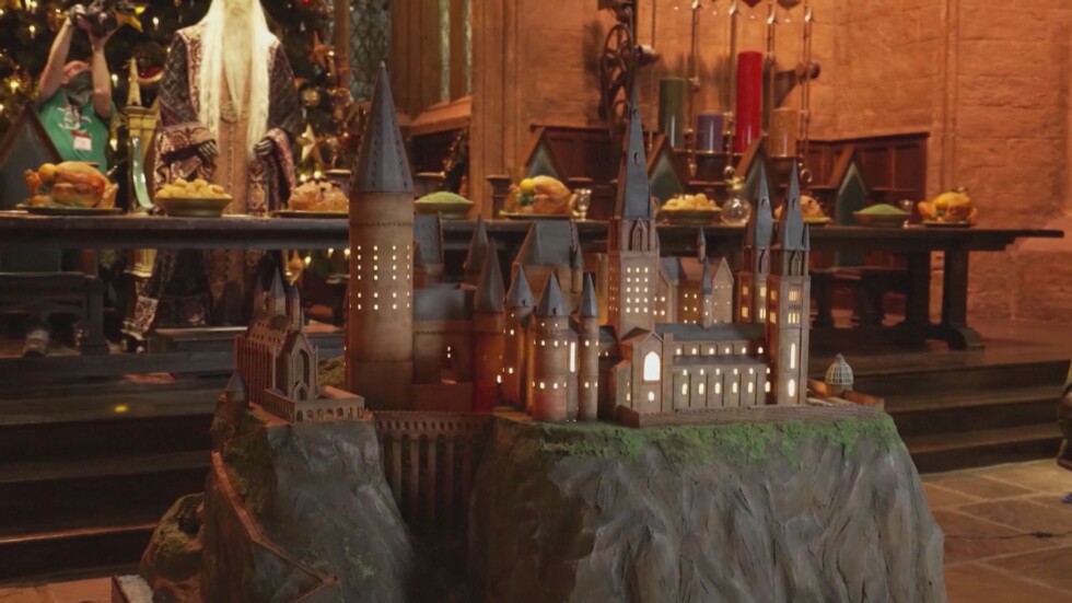 20 г. Хари Потър: 100-килограмова торта на замъка Хогуортс (ВИДЕО)