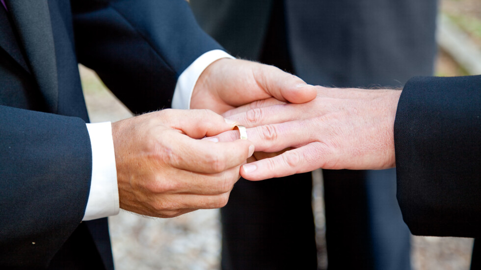 Швейцария разрешава еднополовите бракове от 1 юли 2022 г.