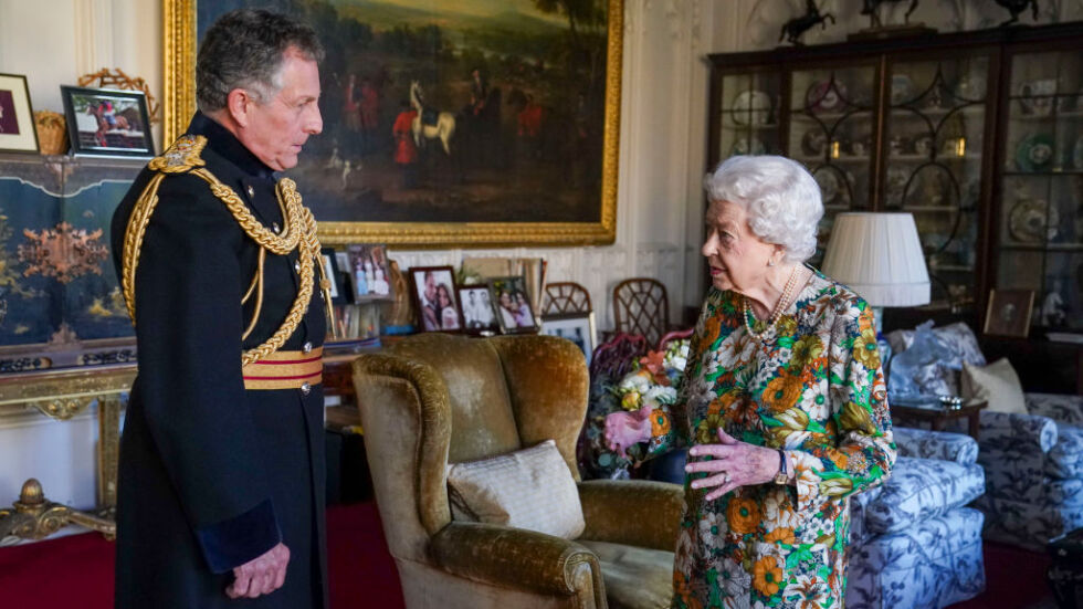 Кралицата разсея слуховете, че е болна, като се появи на специална среща