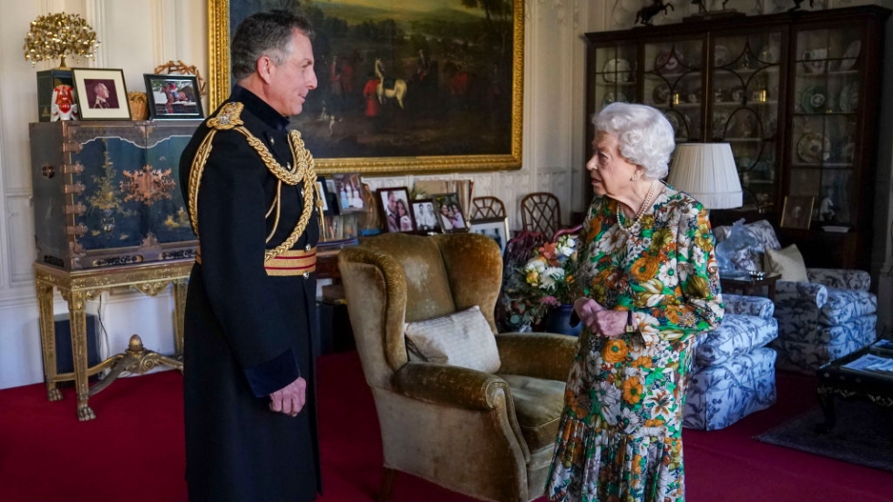 Кралица Елизабет Втора отново изпълнява служебните си ангажименти