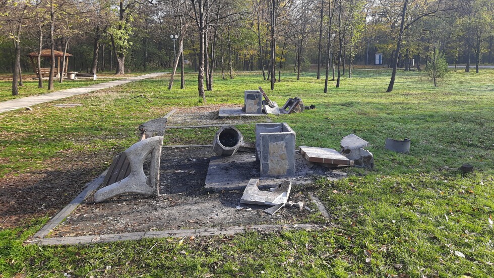 Неизвестни изпочупиха пейки и барбекюта в пловдивския парк „Лаута“