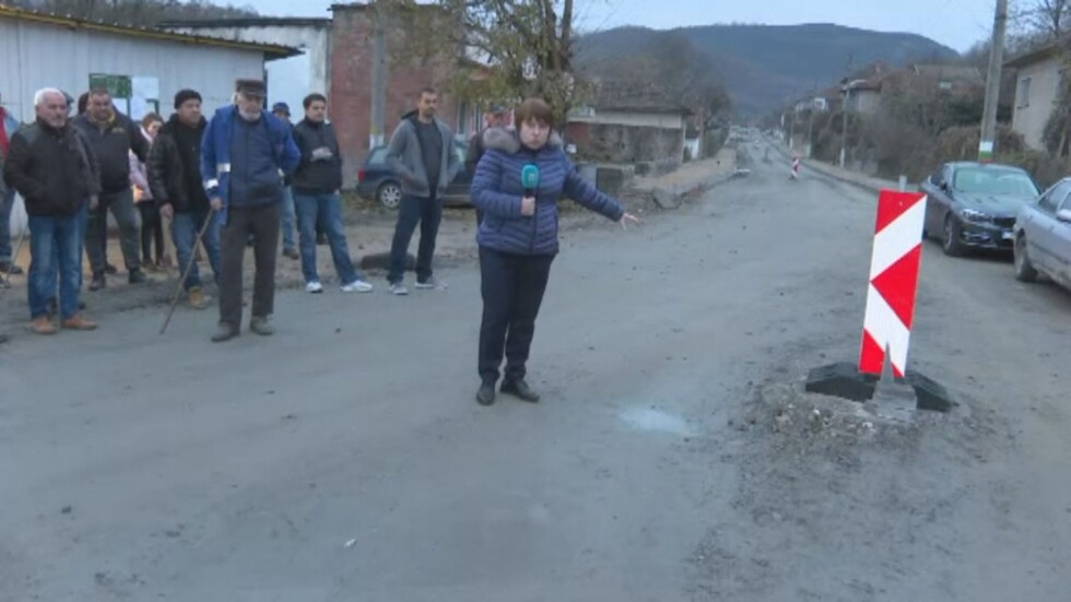След месеци ремонт: Път във Врачанско е без асфалт и с отворени шахти
