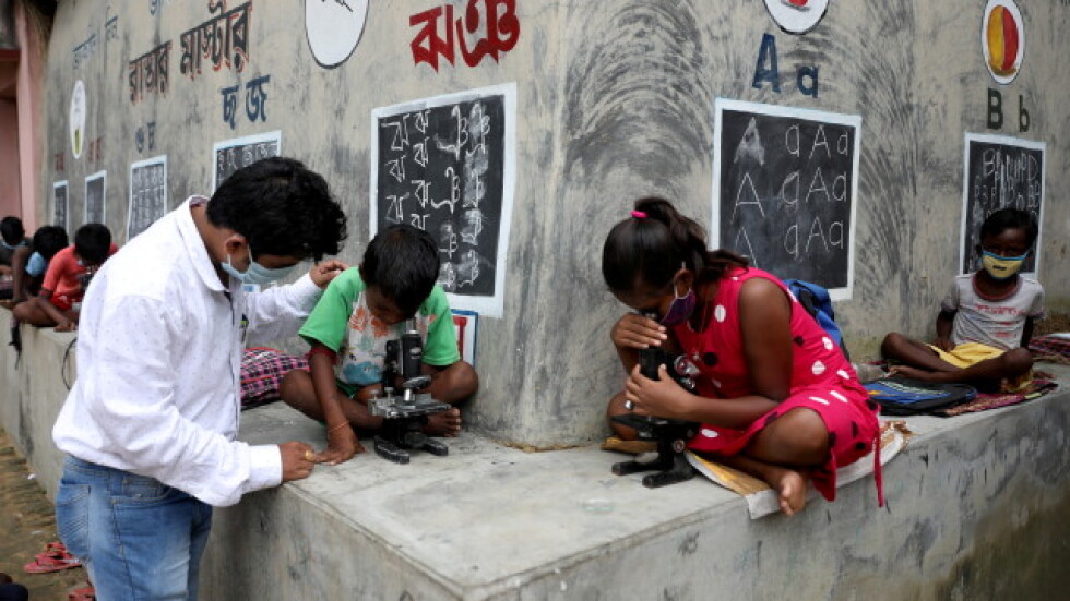 Как учител в Индия превръща къщите в черни дъски, а улиците в класни стаи?