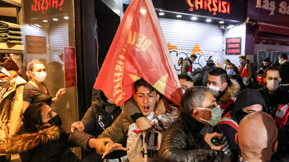 Протести в Истанбул: Стигна се до сблъсъци с полицията, има арестувани