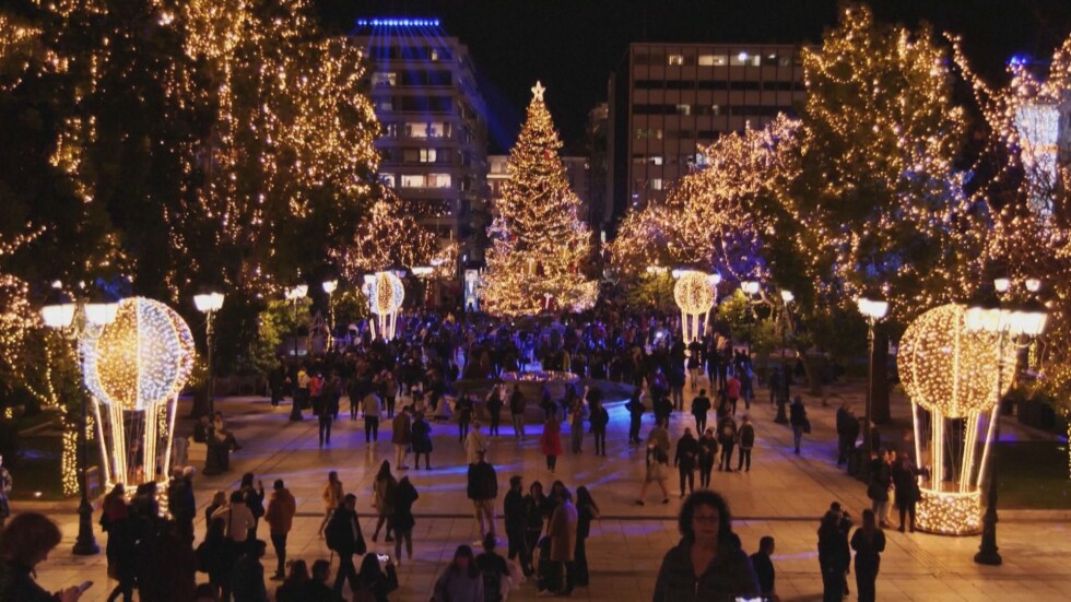 Обратното броене до Коледа: Европейски градове грейнаха в празнични светлини