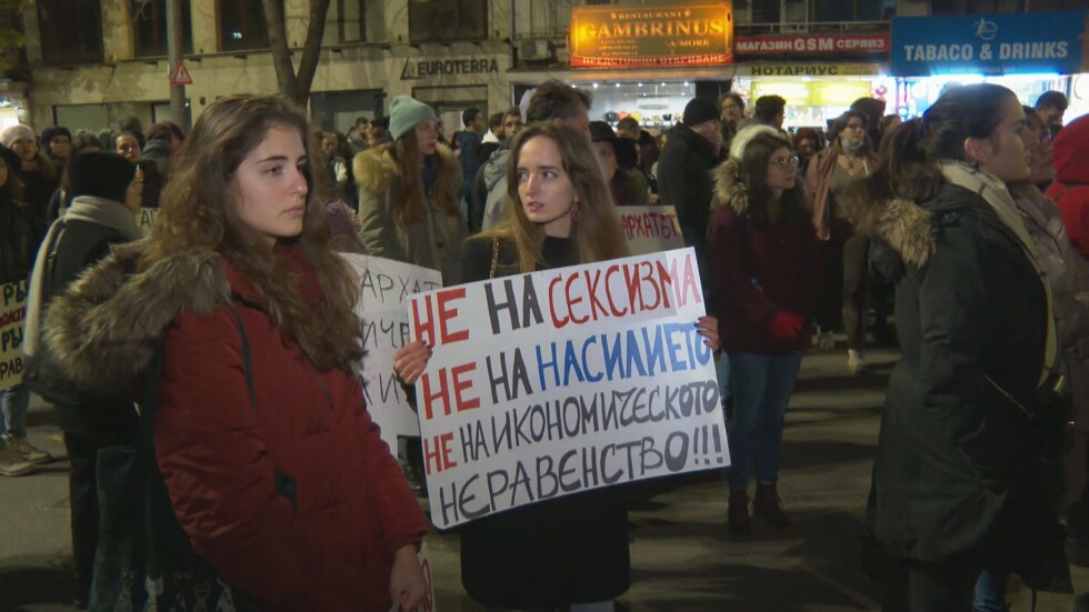 "Нито една повече": Протести срещу насилието над жени на много места в страната