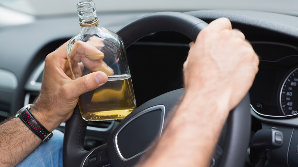 С бутилка уиски между краката: Шофьор беше хванат да кара на зиг-заг и без светлини