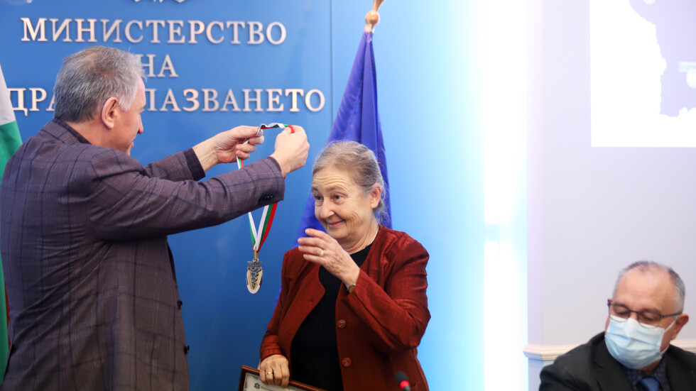 Кацаров награди проф. Мира Кожухарова със златен медал на МЗ