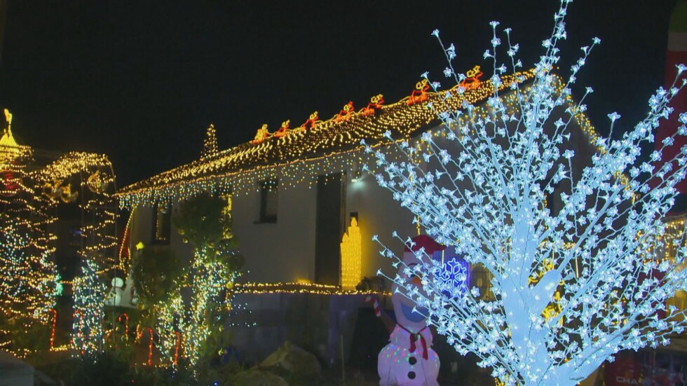 Коледно настроение: 70 000 лампички украсиха провинциална къща