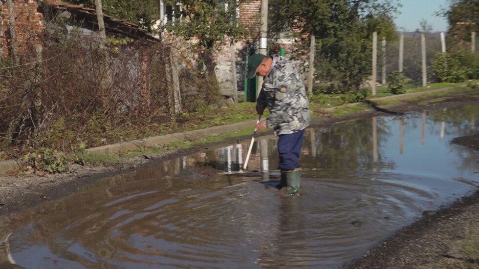 Наводнения заради разбита улица: Защо след всеки дъжд домовете в с. Равнец са под вода?