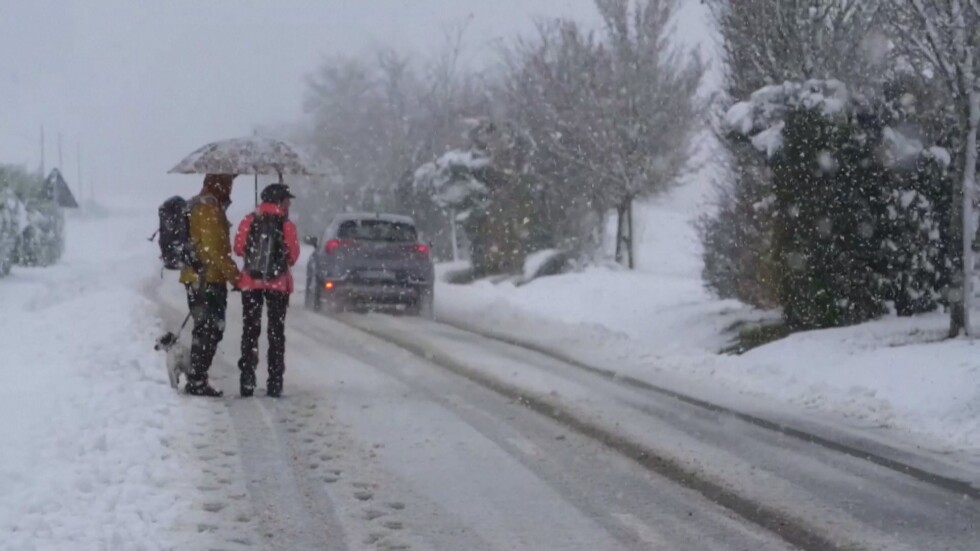 Обилен снеговалеж затрудни трафика в Испания