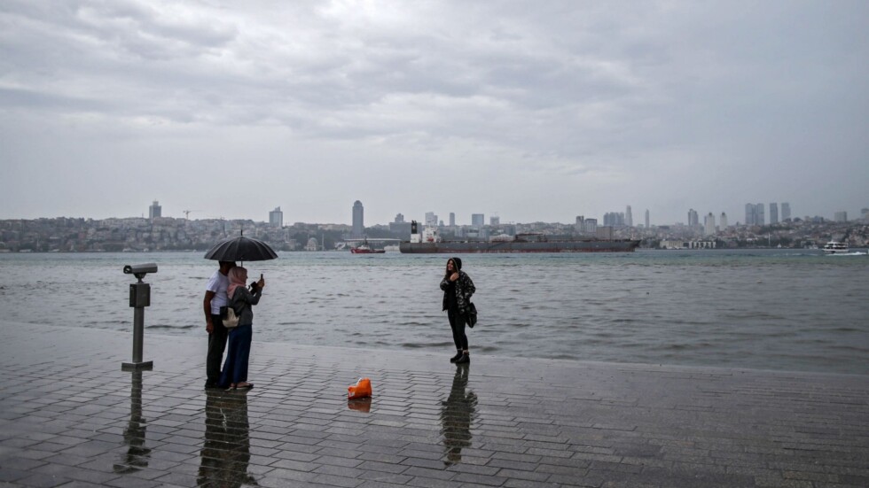 Бури и порои заляха почти цяла Турция