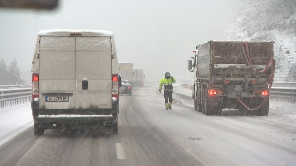Движението по АМ „Хемус“ и АМ „Струма“ е затруднено заради обилния снеговалеж