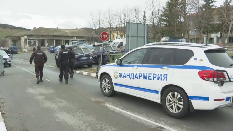 Над 150 полицаи търсят мъжа, нападнал съседи в Хасковско