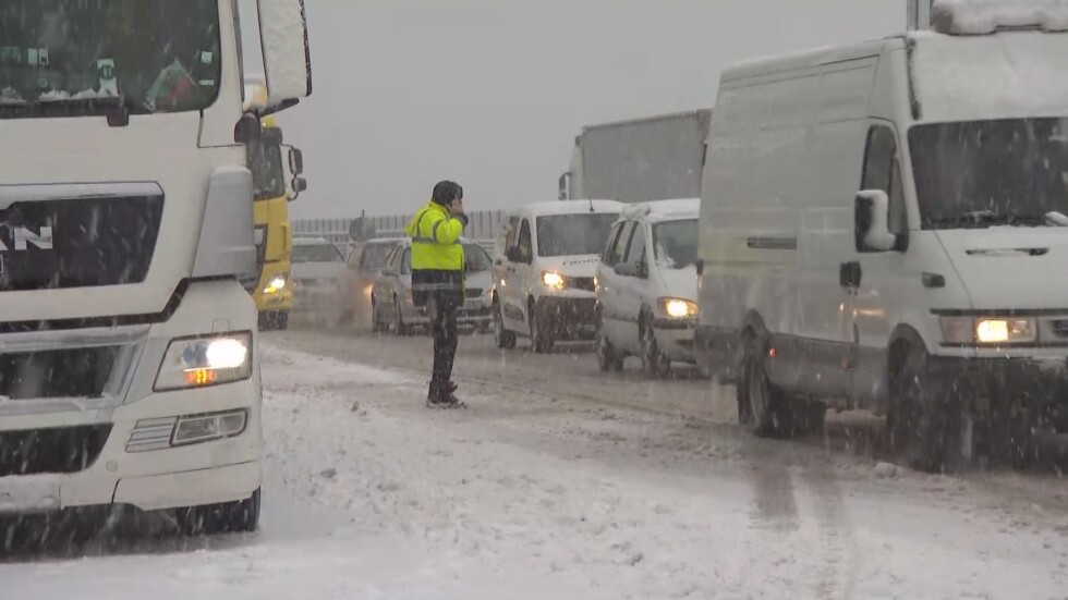 Сериозни проблеми по основни пътища в страната заради снега